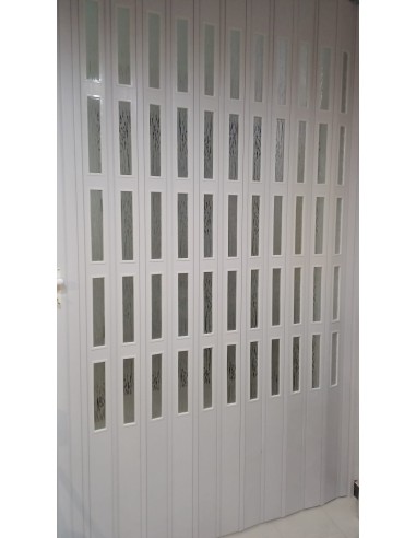 Porta colore bianco con vetrini niagara (bianchi). Chiusa